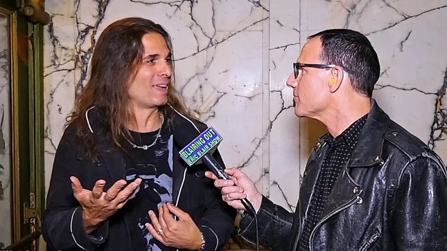 Guitarist KIKO LOUREIRO Discusses Christianity Within MEGADETH - "We Pray Just Before Going On Stage Every Night"; Video