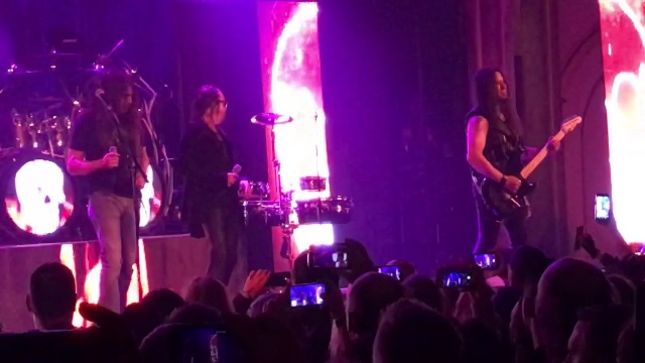 QUEENSRŸCHE Performs "Take Hold Of The Flame" With FATES WARNING Frontman RAY ALDER At Final Show Of US Tour; Fan-Filmed Video Posted