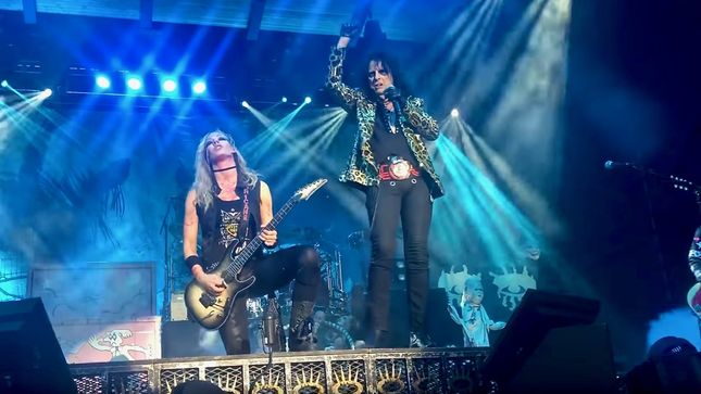 ALICE COOPER Attempts To Set Wildest, Weirdest World Record Imaginable