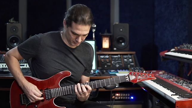MEGADETH Guitarist KIKO LOUREIRO Offers Lesson In How To Play One Of His Most Requested, And Copied, Riffs; Video