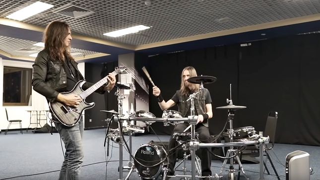 MEGADETH Guitarist KIKO LOUREIRO Takes You Backstage In Cardiff, Wales; Video