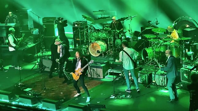 KIRK HAMMETT, STEVEN TYLER, BILLY GIBBONS, DAVID GILMOUR And Others Perform At Tribute To FLEETWOOD MAC Guitarist/Co-Founder PETER GREEN; Video