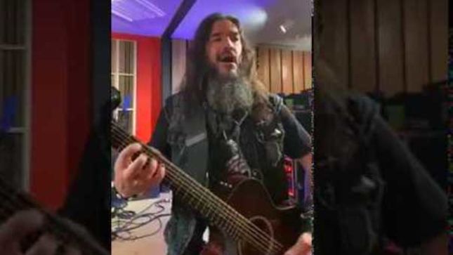 MACHINE HEAD Frontman ROBB FLYNN Performs PEARL JAM, SLIPKNOT, DEFTONES And STAIND Covers For Acoustic Happy Hour (Video)