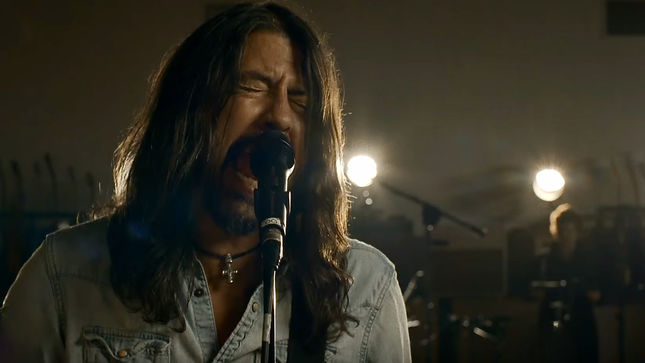 DAVE GROHL Discusses Taking Mushrooms At His Mom's Christmas Party - "God, I Shouldn't Be Telling This Story"; Video