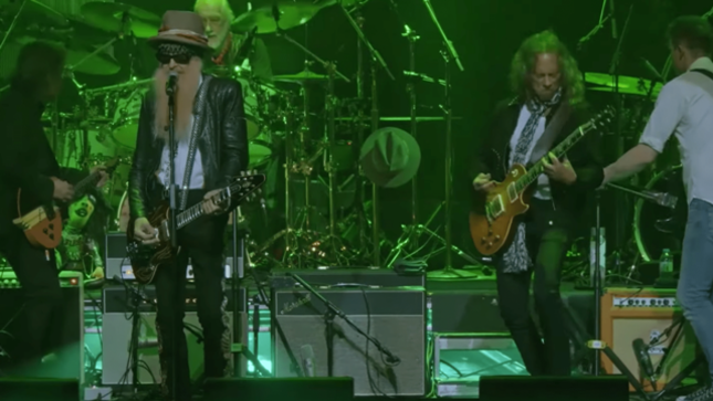 ZZ TOP's BILLY GIBBONS, METALLICA's KIRK HAMMETT Perform FLEETWOOD MAC Classic "The Green Manalishi (With The Two Prong Crown)"; Official Live Video Released