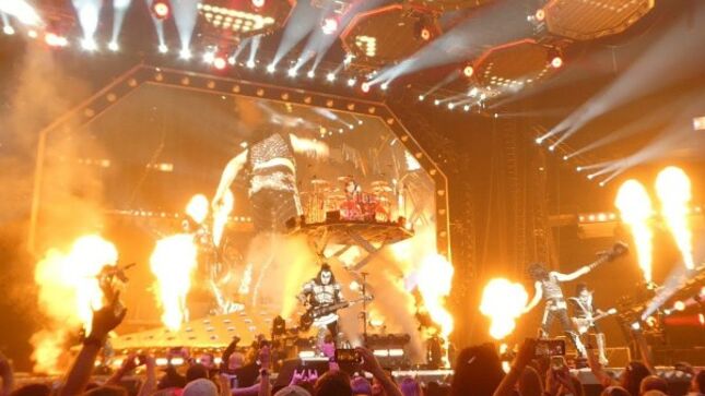 KISS Frontman PAUL STANLEY On Upcoming Virtual New Year’s Eve Show - "The Fans Will Speak Louder Than I Will, That This Is Really The Greatest Show We've Ever Done"