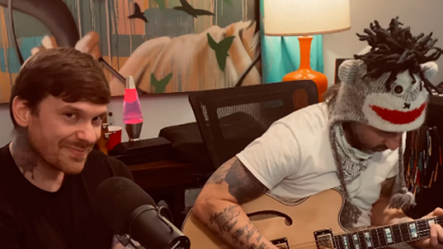 SHINEDOWN Perform Acoustic Version Of "Christmas Time Is Here" In New Video