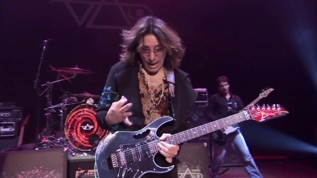 STEVE VAI Guests On TWISTED SISTER Guitarist JAY JAY FRENCH Podcast "The Jay Jay French Connection: Beyond The Music" - "There Was No Way I Was Going To Let That Pass"