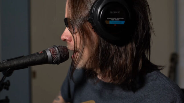 MYLES KENNEDY Joins Couch Riffs For Cover Of EARTH, WIND & FIRE's 