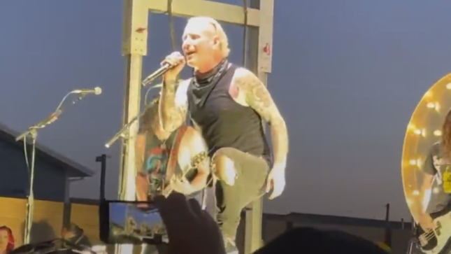 COREY TAYLOR Performs SLIPKNOT Classic "Wait And Bleed" Live With Solo Band For The First Time (Video)
