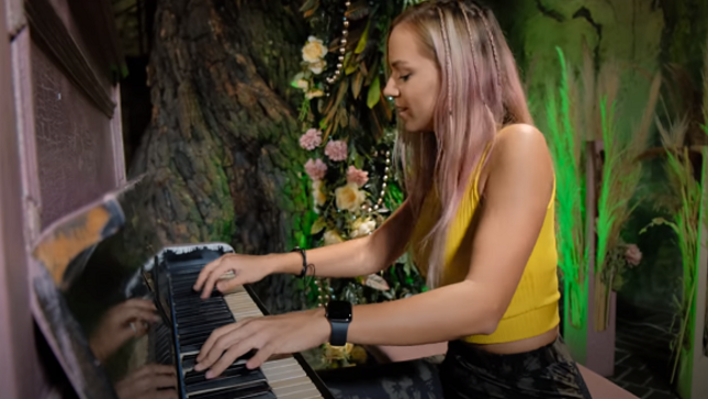 Russian Pianist GAMAZDA Performs GUNS N' ROSES Classic "Welcome To The Jungle" (Video)