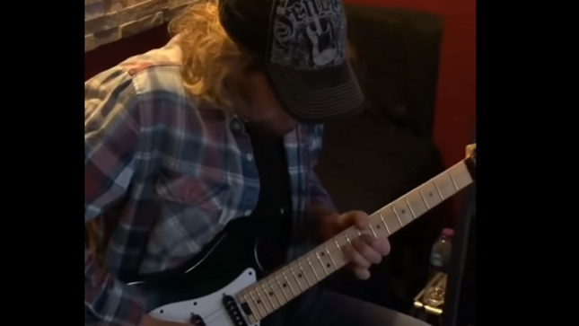 IRON MAIDEN Guitarist ADRIAN SMITH Jams To PINK FLOYD's "Comfortably Numb" (Video)
