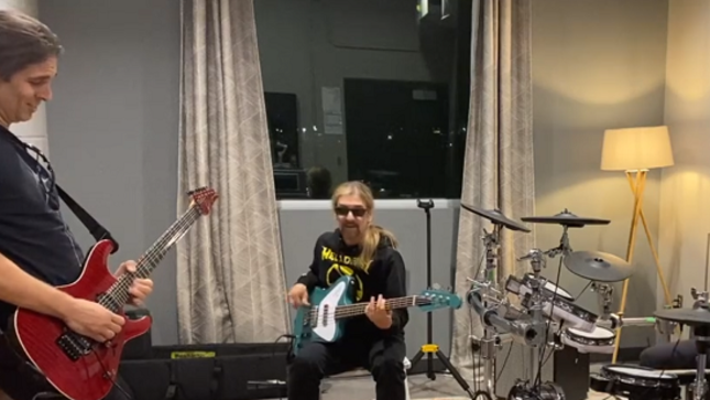 MEGADETH Guitarist KIKO LOUREIRO Shares Backstage Pre-Show Jam Video