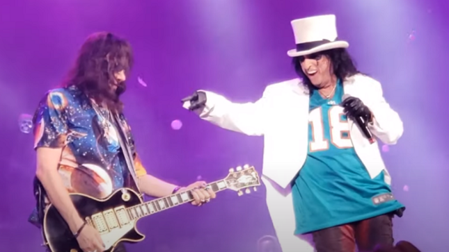ACE FREHLEY Joins ALICE COOPER On Stage For "School's Out" In West Palm Beach (Video)