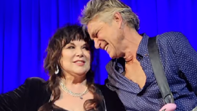 ANN WILSON Joined By Founding HEART Guitarist ROGER FISHER For "Mistral Wind" Performance In Seattle; Pro-Shot Video Available