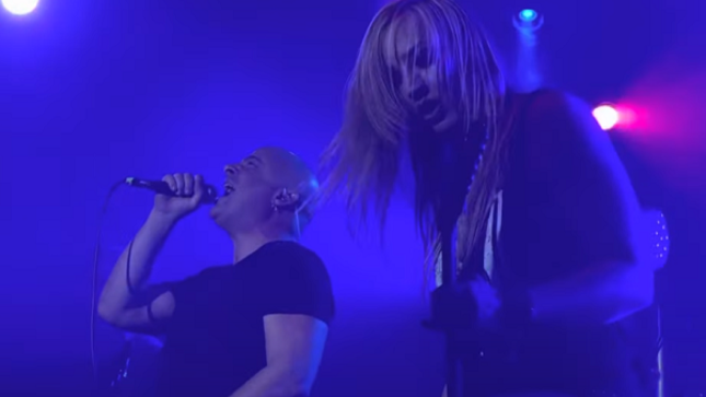 DISTURBED Frontman DAVID DRAIMAN Joins NITA STRAUSS On Stage For "Dead Inside" Performance; Fan-Filmed Video Available