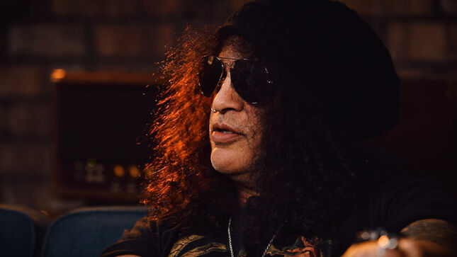 SLASH Guests On "Jeff & Jimmy's Couch Of Guitars" - "I Remember Watching The Shift Of All Guitar Players Becoming EDDIE VAN HALEN... By 1979, 1980 Everybody Was Emulating Him" (Video)
