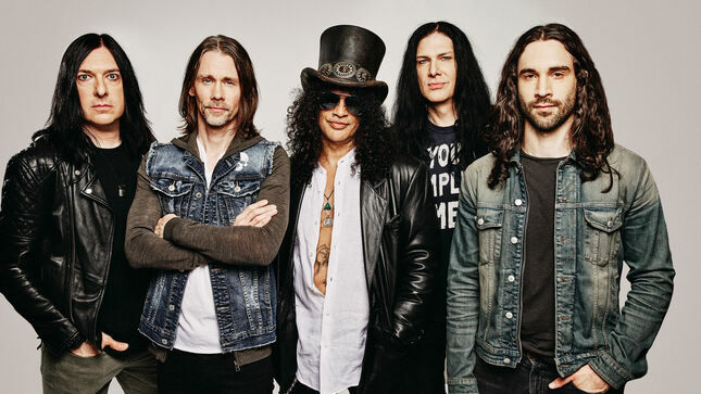 SLASH Talks Working On New Single "Fill My World" With MYLES KENNEDY- "I Thought It Was About The Loss We've All Been Suffering During This Dark Period, And Then He Told Me It Was About His Dog"