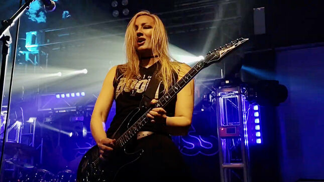 NITA STRAUSS Looks Back On Learning How To Play Guitar - "I Wanted To Be STEVE VAI" (Video)