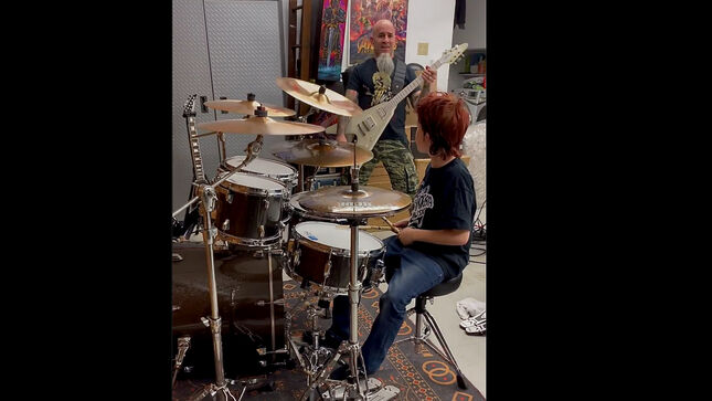ANTHRAX Guitarist SCOTT IAN And His 10-Year-Old Son Pay Tribute To TAYLOR HAWKINS; Video