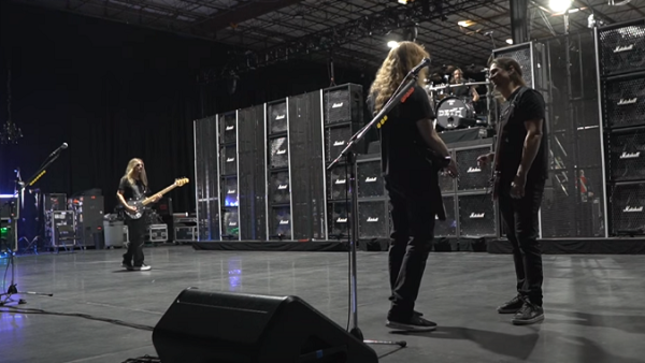 MEGADETH Guitarist KIKO LOUREIRO Shares More Rehearsal Footage For The Metal Tour Of The Year 2022; "Sweating Bullets", "Trust" And More