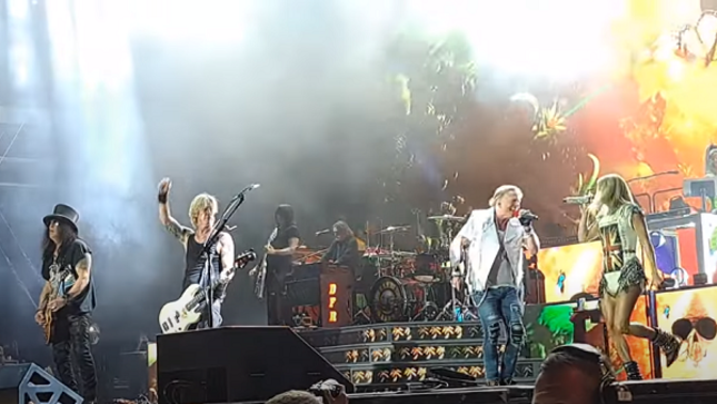 GUNS N' ROSES Joined By CARRIE UNDERWOOD During London Show For "Sweet Child O' Mine" And "Paradise City" (Video)
