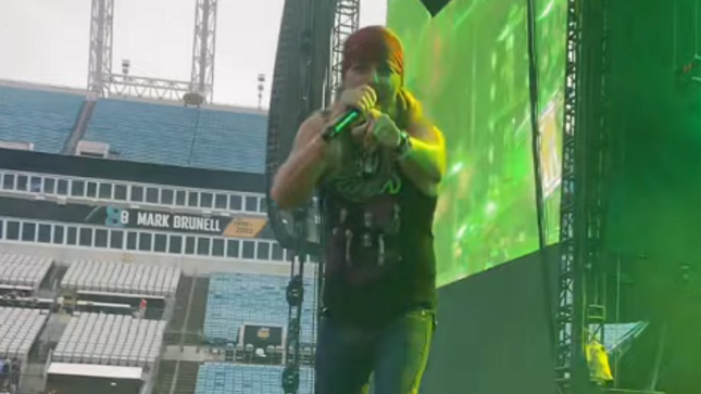 POISON Plays Shortened Set In Jacksonville After BRET MICHAELS' Hospitalization; Fan-Filmed Video