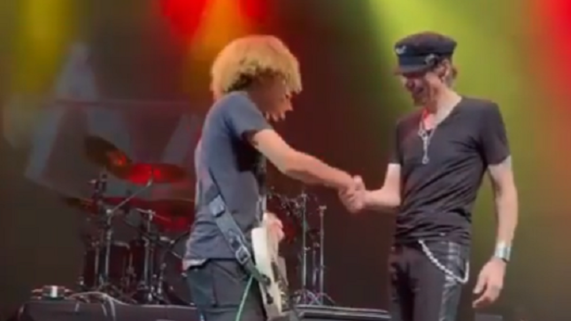 STEVE VAI Hands Over Guitar To A Fan At Barcelona Show, Invites Him To Play On Stage (Video)