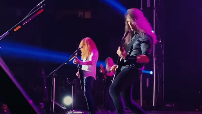 MEGADETH Guitarist KIKO LOUREIRO Shares More Behind-The-Scenes Video From The Metal Tour Of The Year 2022; "The Conjuring" Live In Nashville