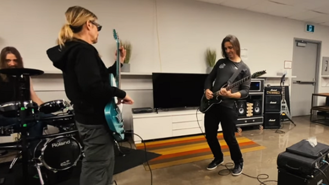 MEGADETH Guitarist KIKO LOUREIRO Shares "Hey Joe" Rehearsal Jam And More Behind-The-Scenes Video From The Metal Tour Of The Year