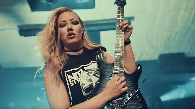 NITA STRAUSS On KANE ROBERTS Replacing Her In ALICE COOPER's Band - "We're On The Best Of Terms; There's So Much Mutual Respect And Admiration"