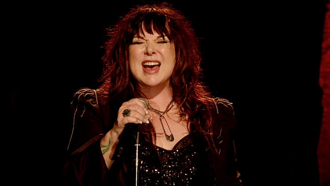 HEART Vocalist ANN WILSON Performs LED ZEPPELIN Classic "Black Dog" At Texas Show; Fan-Filmed Video Streaming