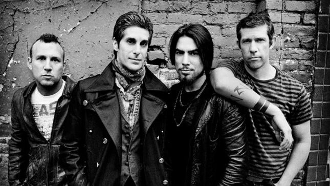 Guitarist DAVE NAVARRO To Sit Out Upcoming JANE'S ADDICTION Tour Due To Continuing Battle With Covid