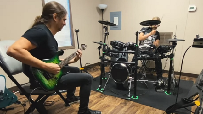 MEGADETH Guitarist KIKO LOUREIRO Shares Backstage DIO  Jam With JAMES LOMENZO Featuring Holy Diver Classics