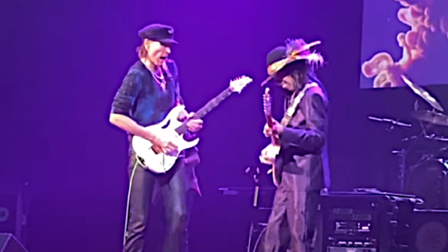 STEVE VAI And Guitarist RANDY HANSEN Celebrate JIMI HENDRIX's 80th Birthday With Live "Midnight" Performance In Seattle (Video)