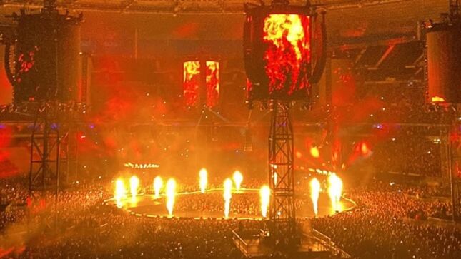 METALLICA - Fan-Filmed Video Of First No Repeat Weekend Paris Show Streaming; Full Setlist Revealed