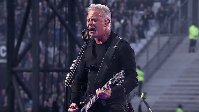 Watch METALLICA Perform "I Disappear" In Paris; Pro-Shot Video Released