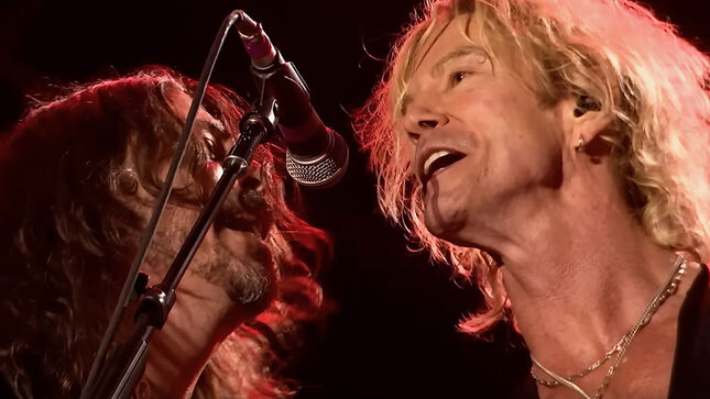 GUNS N' ROSES - Pro-Shot Video Of "Paradise City" Performance At Glastonbury 2023 With DAVE GROHL Streaming