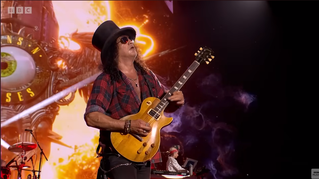 GUNS N' ROSES’ SLASH Says DAVE GROHL Is One Of His "All-Time Favourite Musicians"