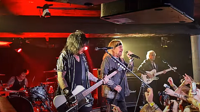 MÖTLEY CRÜE Play Intimate London Club Show As DÖGS OF WAR; Fan-Filmed Video Of Entire Set Available