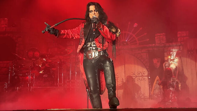 ALICE COOPER Says He Has No Intention Of Retiring - "Why? I'm At The Top Of My Game Right Now" (Video)