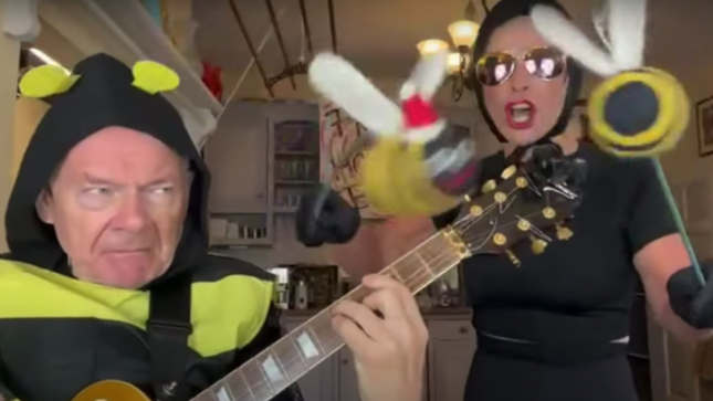 ROBERT FRIPP & TOYAH Perform THE HIVES Classic "Hate To Say I Told You So" For Sunday Lunch (Video)