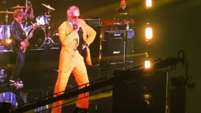DAVID LEE ROTH Performs "You Really Got Me" With ROYAL MACHINES At  Oracle CloudWorld 2023 Convention In Las Vegas; Fan-Filmed Video Available