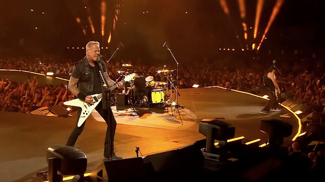 Watch METALLICA Perform "Whiplash" In Phoenix (Official Live Video); New Holiday Merch Available Now