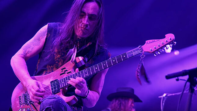 EXTREME’s NUNO BETTENCOURT Talks Performing With Emotion, That "Rise" Guitar Solo, And More - "Nobody Cared About Us For 30 Years, Now Everybody Cares Again"; Video