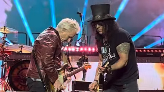 GUNS N' ROSES Joined On Stage In Seattle By PEARL JAM Guitarist MIKE MCCREADY; Fan-Filmed Video