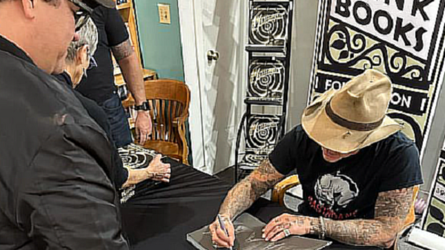 METALLICA Share Photos From JAMES HETFIELD "Messengers" Book Signing In St. Louis