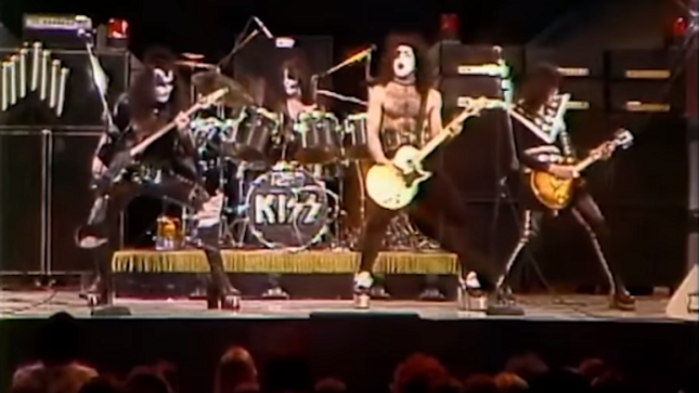 STEVE VAI Pays Tribute To KISS - 