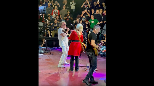 SAMMY HAGAR Joins HEART's NANCY WILSON For Performance Of PINK FLOYD Classic "Comfortably Numb"; Video