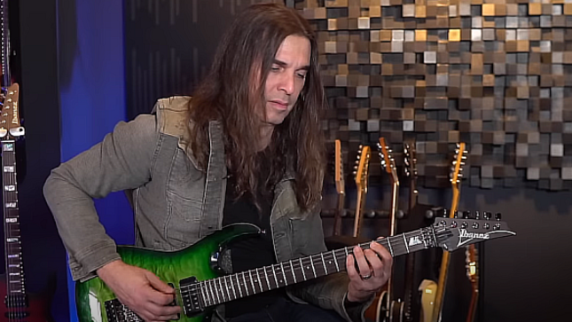 Former MEGADETH Guitarist KIKO LOUREIRO Breaks Down His "Most Famous" Guitar Riff